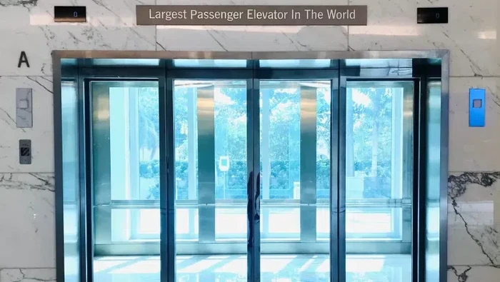 Mumbai Meresmikan Lift Terbesar di Dunia di Jio World Center