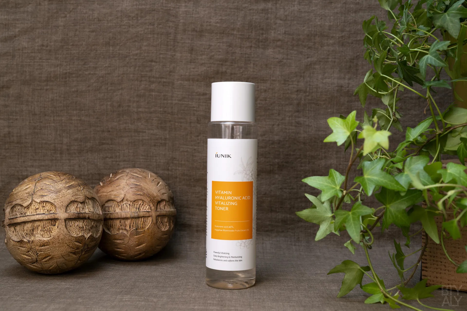 iUNIK Vitamin Hyaluronic Acid Vitalizing Toner: Toner Penyegar untuk Kulit Segar dan Terhidrasi