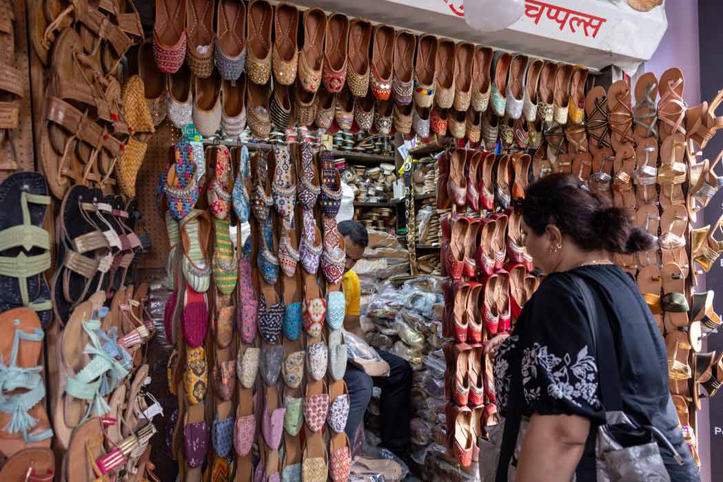 colaba-causeway-surga-belanja-dan-wisata-kuliner-di-jantung-mumbai